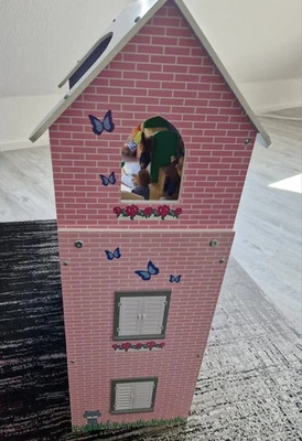 Tolles Puppenhaus mit sehr vielen Dekorationen - eine Puppenstube - Bild 1 von 4