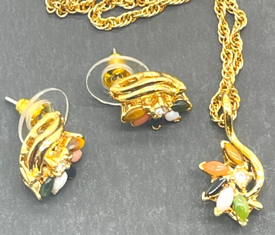 Juego con collar de 18" y pendientes de poste a juego. Ópalo multicolor. Tono dorado. Foto 3 de 4