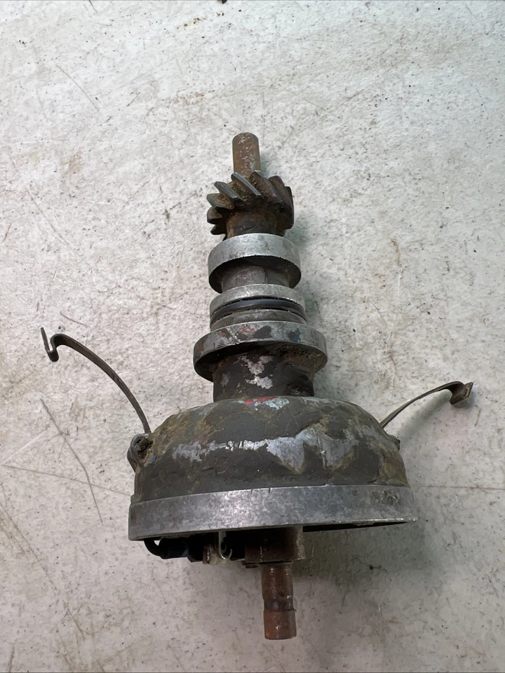 Distribuidor Ford Flathead V8 vintage - pieza de encendido de engranaje de leva estilo temprano Foto 3 de 4