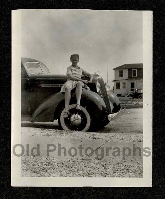 1930s CAR CHEVY MASTER DELUXE? YOUNG LADY SADDLE SHOES OLD/VINTAGE PHOTO-H420