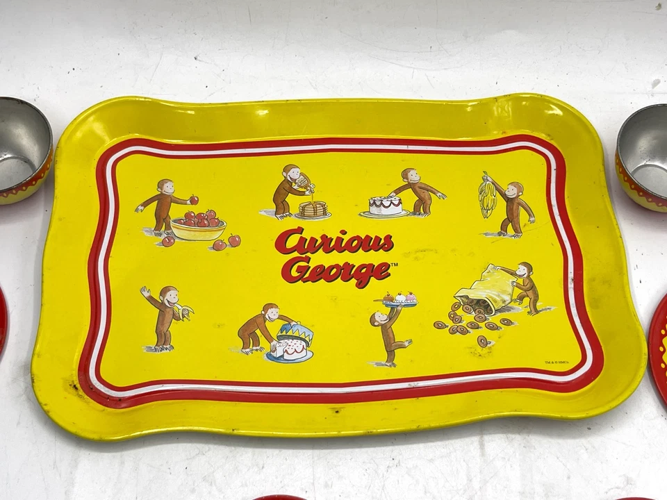 Винтажный оловянный литографический чайный сервиз Curious George из 12 предметов желтые тарелки поднос и чашки - Изображение 2 из 4