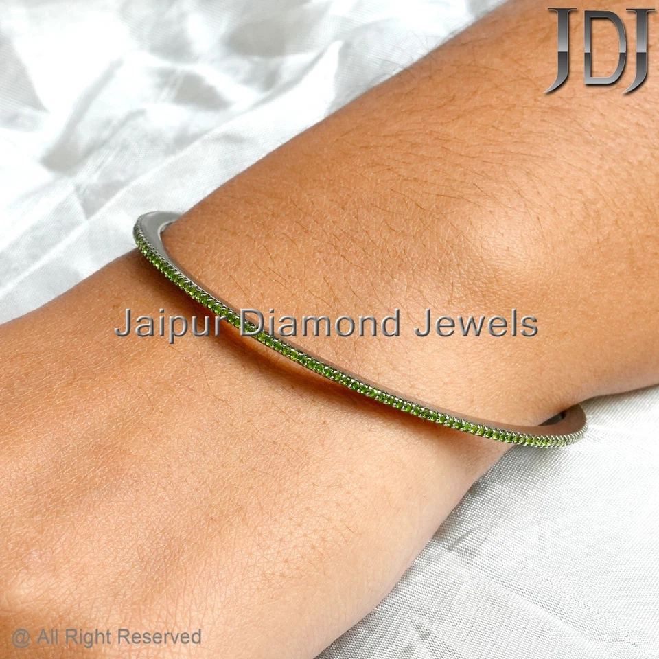 Brazalete elegante minimalista apilable de plata 925 con piedras preciosas de diopsido de cromo natural Foto 2 de 4