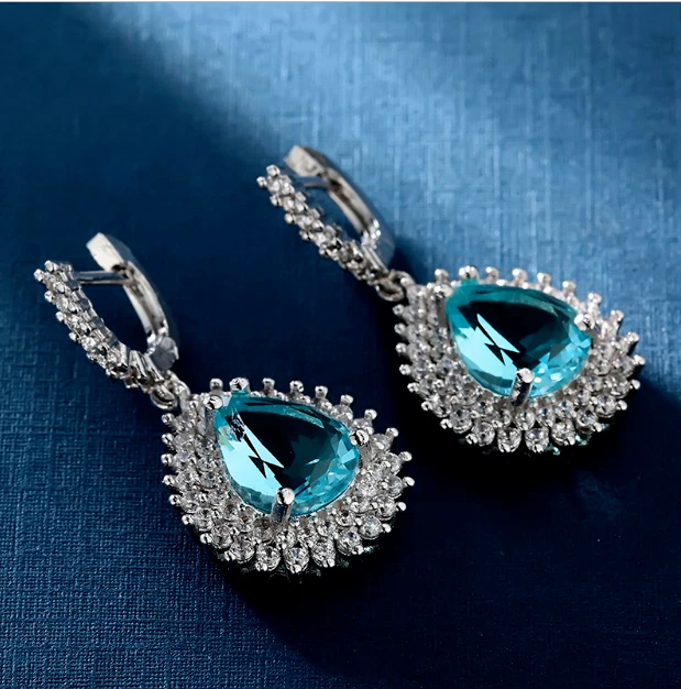 Pendientes colgantes de boda redondos de circonita cúbica creados en laboratorio con topacio pera de 4 quilates enchapados en oro blanco de 14 quilates Foto 4 de 4