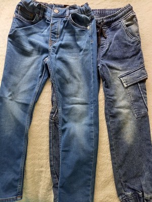 Set: 2x Denim-Hosen (1x Jogger von dopodopo und 1x Hose von H&M). Größe 128.