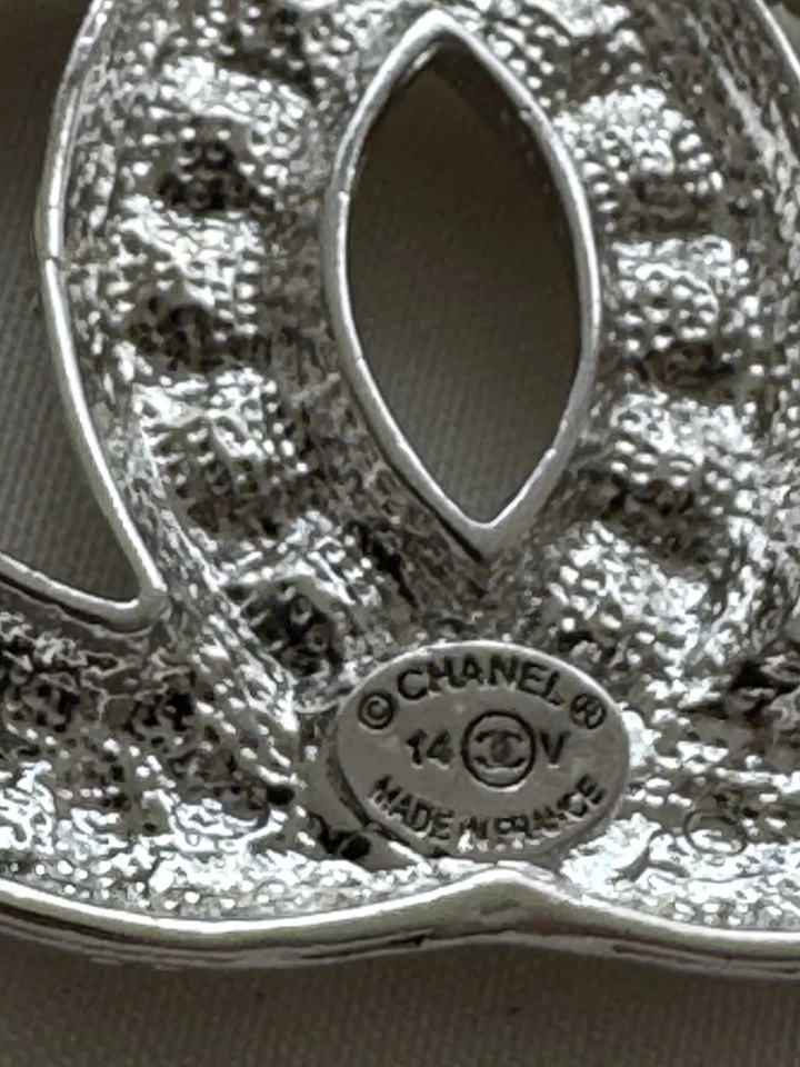 Broche Chanel Métiers DArt 2013-2014 Logo CC Perla y Estrás Dorado Foto 3 de 4