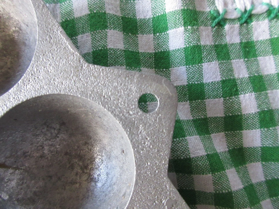 Vintage Cast Aluminium Gem Iron mould 20 x 13.8 cms - image 3 of 4