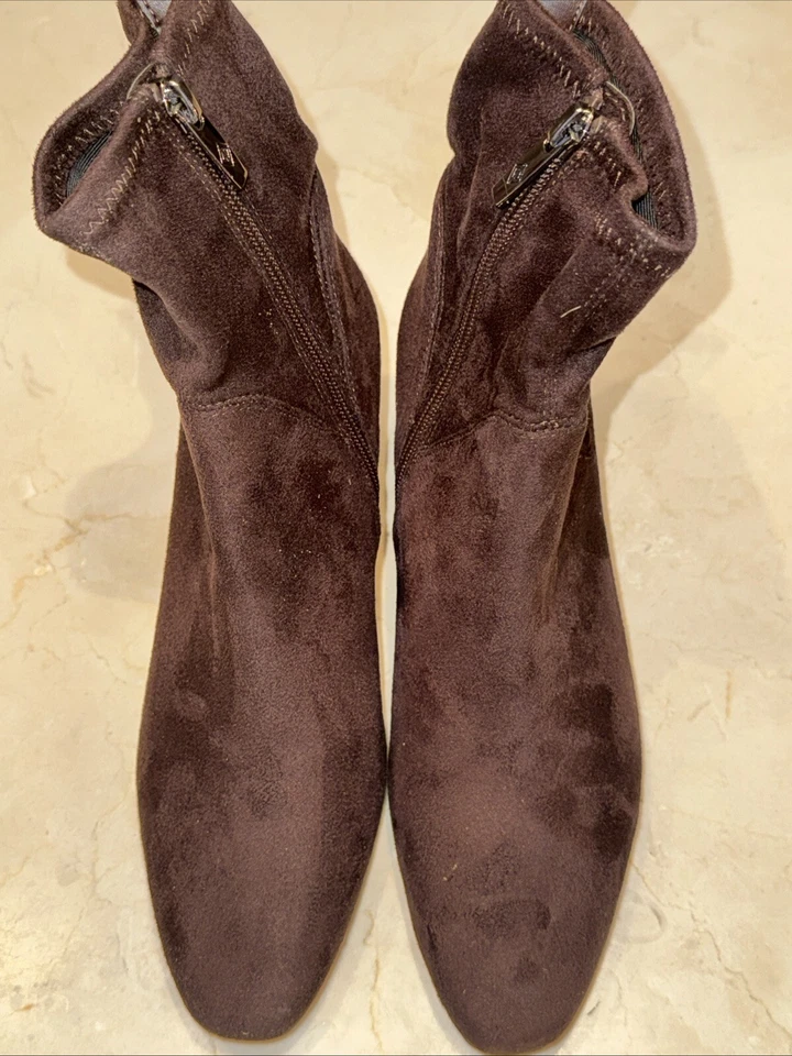 BOTAS DONALD PLINER 'BIRMINGHAM' FEMININAS CAMURÇA MARROM ELÁSTICA ZÍPER TAMANHO 6.5 US$ 146 - Imagem 3 de 4