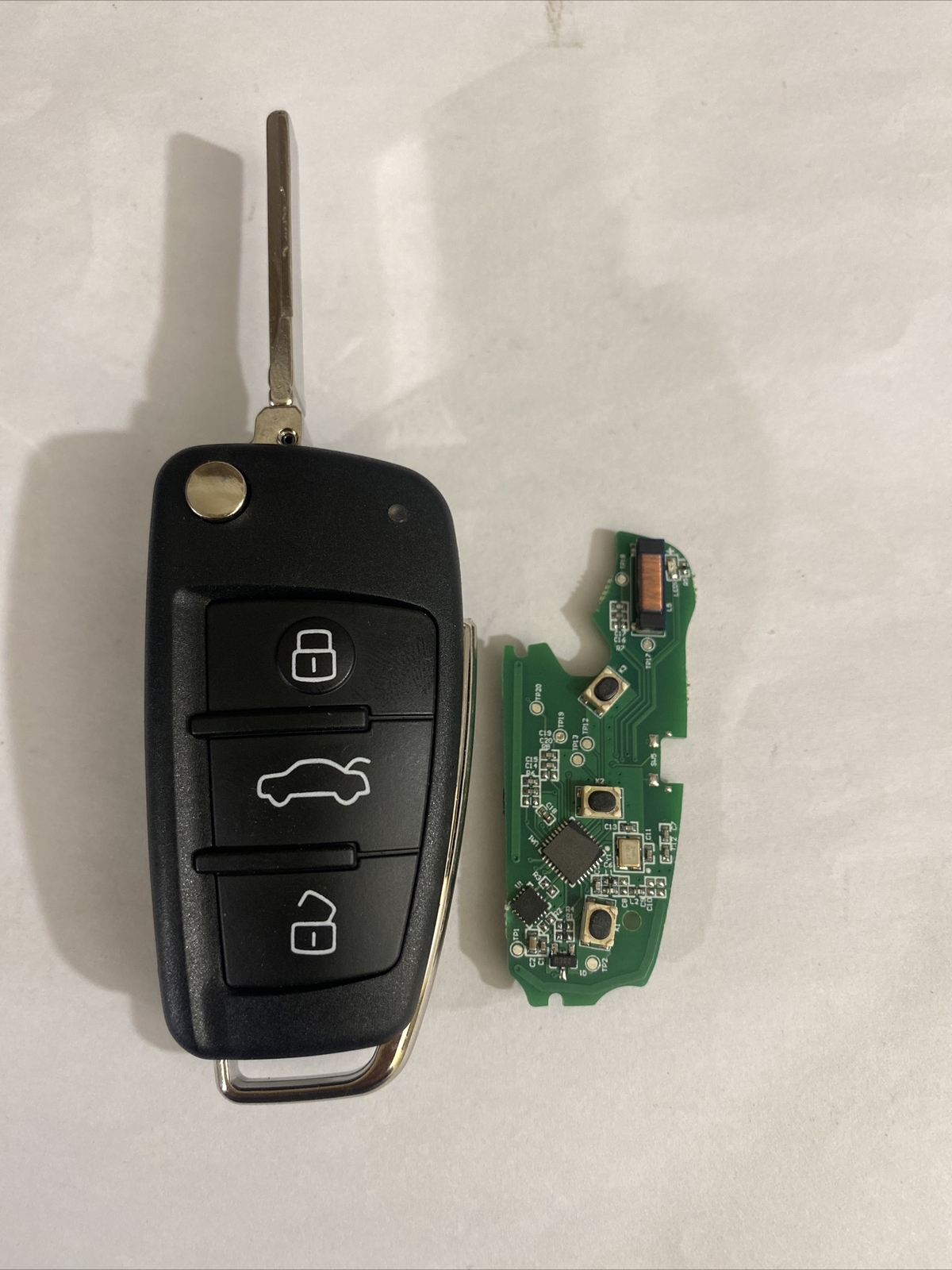 Clé vierge Keyless Go pour Audi A1 et Q3 télécommande 3 boutons 434MHz 8X0837220D