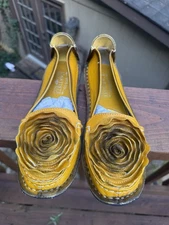 L'artiste $129 Spring Step Dezi Yellow Slip On Leather Shoes Flower Sz 9.5 US