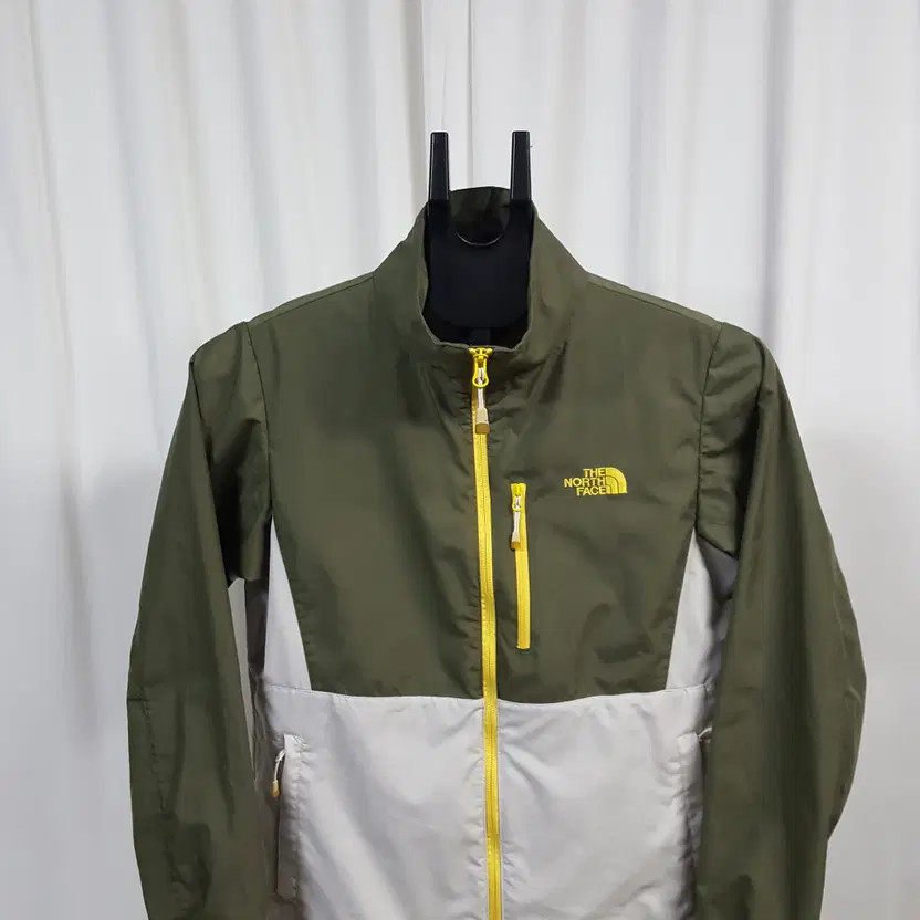 North Face Women's Windbreaker Jacket - Size M, Excellent Condition