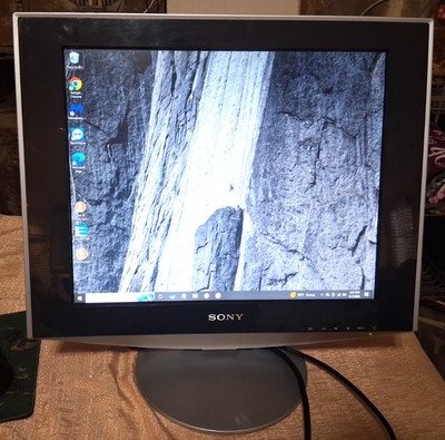 Good Used SONY SDM-HS73 17-inch 17'' TFT LCD Computer Monitor 1280 × 1024 Silver