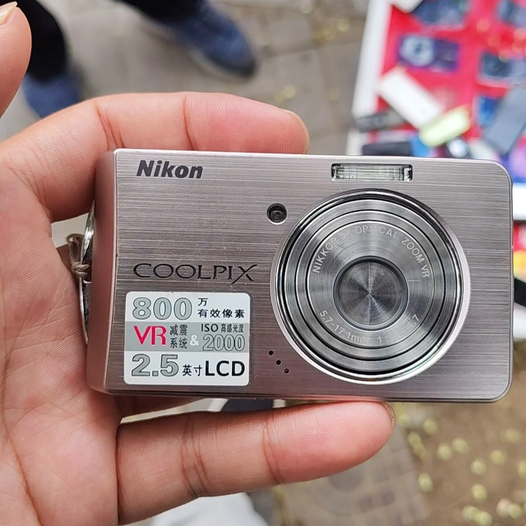 Nikon COOLPIX S520 ＊210 Nikon Coolpix S520 Digital Camera 8.0 MP 3x Optical Zoom with