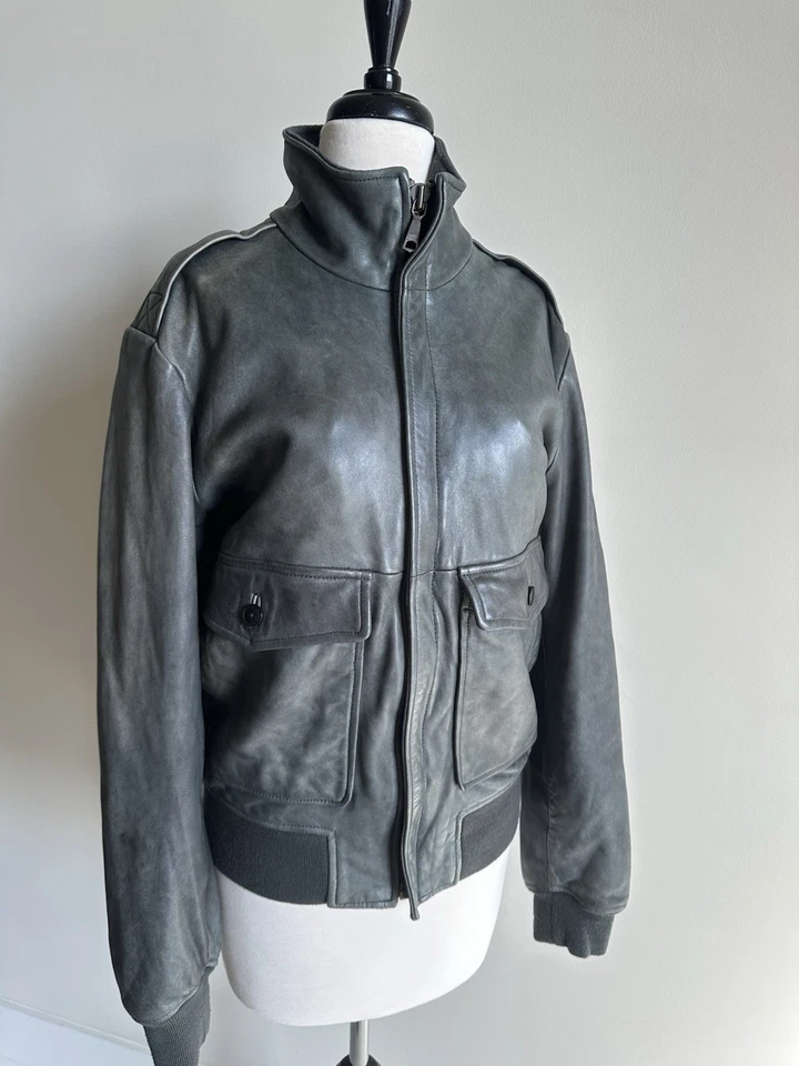 Chaqueta bomber de cuero Banana Republic de colección para hombre. Talla M. Cuero de alta calidad. Fotos. Foto 3 de 4