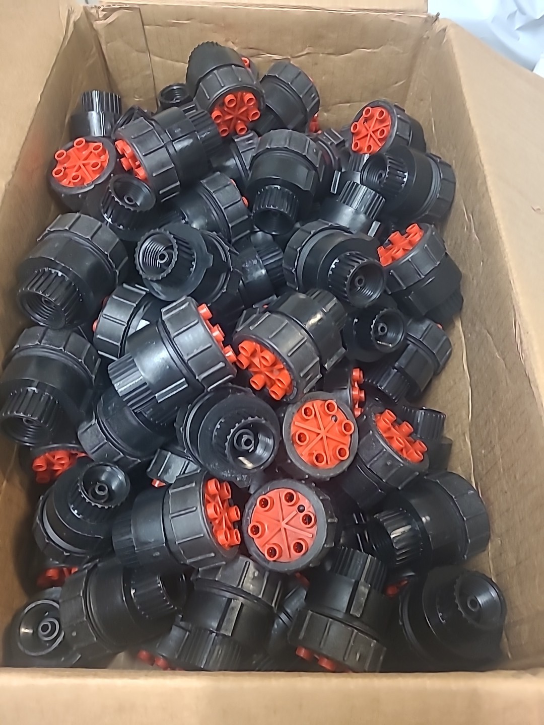 100 Pack Bowsmith 6 Outlet Emitter 2.0 GPH 1/2" FIPT Inlet Red Cap 15 PSI