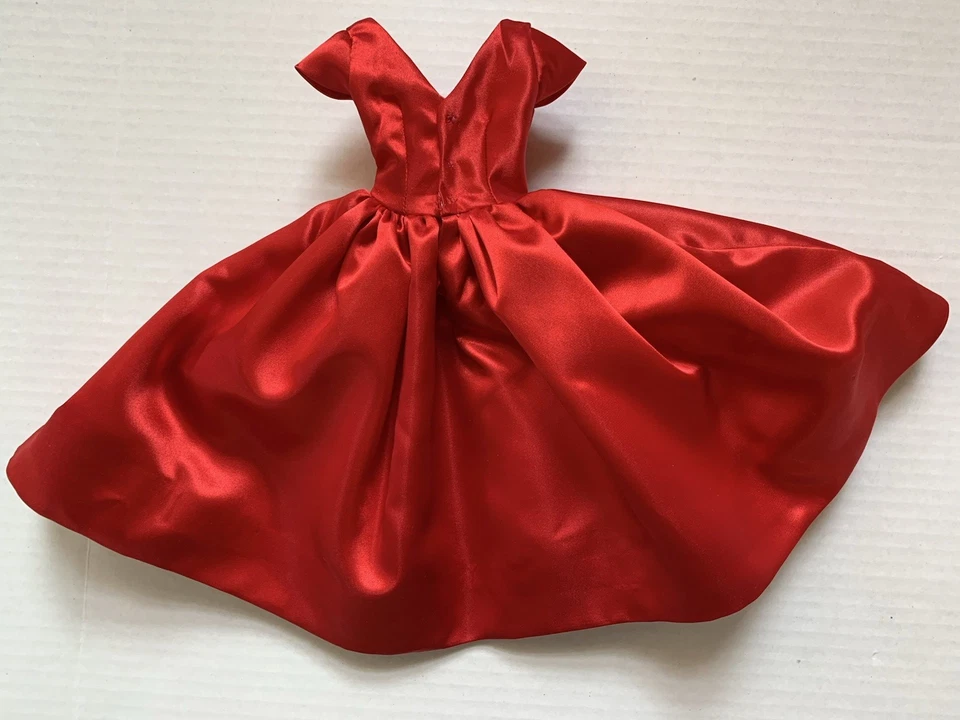Vestido de satén rojo hecho por mamá para muñecas Madame Alexander Cissy o Miss Revlon de 20" Foto 2 de 4