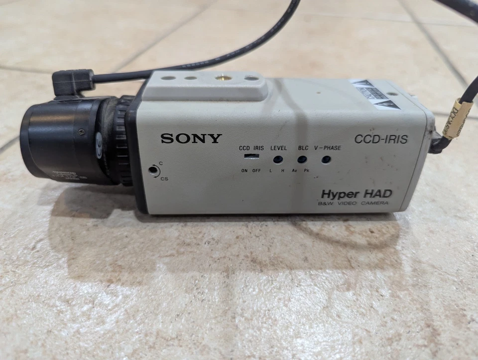 Cámara analógica de vigilancia/seguridad Sony Hyper HAD B&W CCD iris P/N: SPT-M104A Foto 2 de 4