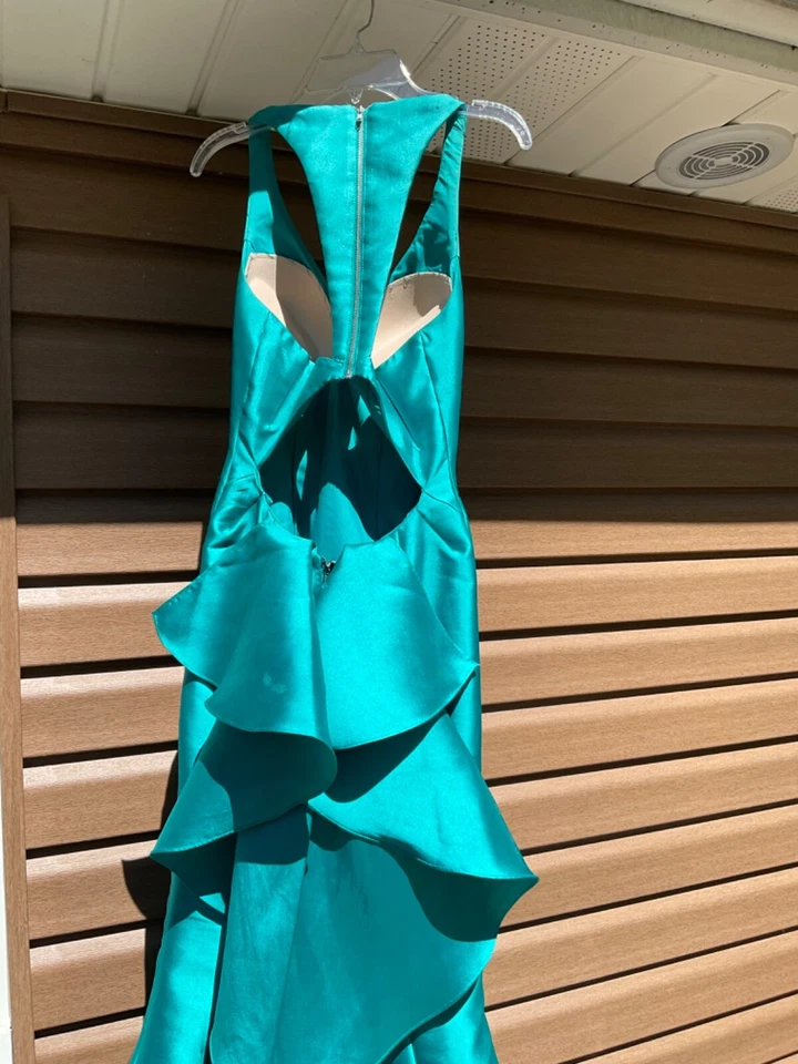 $450 Vestido Formal Verde Azulado Jerez Colina Baile de graduación Talla 0 Pequeño Sirena Volantes Inferior Vestido Foto 4 de 4