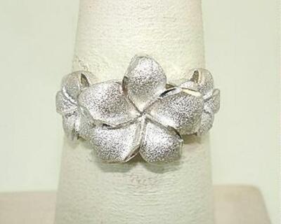 Ring 13 MM-9 MM GRADUIERT 14 K WEISSGOLD DIAMANTSCHLIFF DC MATTIERT PLUMERIE BLUMEN