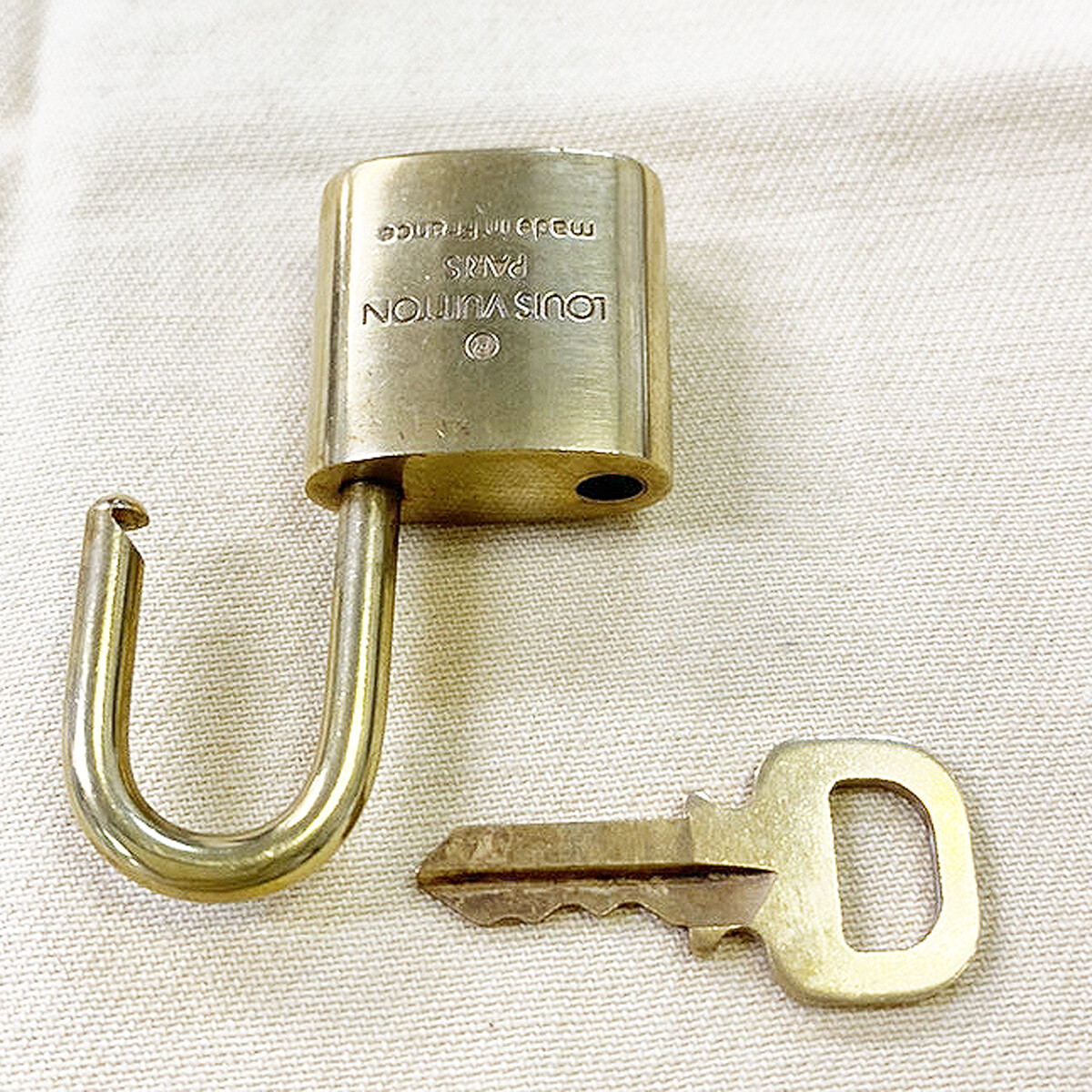 LOUIS VUITTON LV 10 SET PADLOCK CADENA KEY BAG CHARM GOLD PLATED