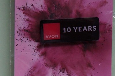 Avon Rep Abzeichen Happy Anniversary 10 Jahre.  Neu.    Original ungeöffnete Verpackung