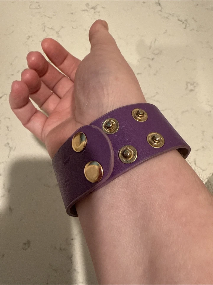 Pulsera de cuero tono dorado cadena púrpura cierre a presión ajustable Foto 3 de 3