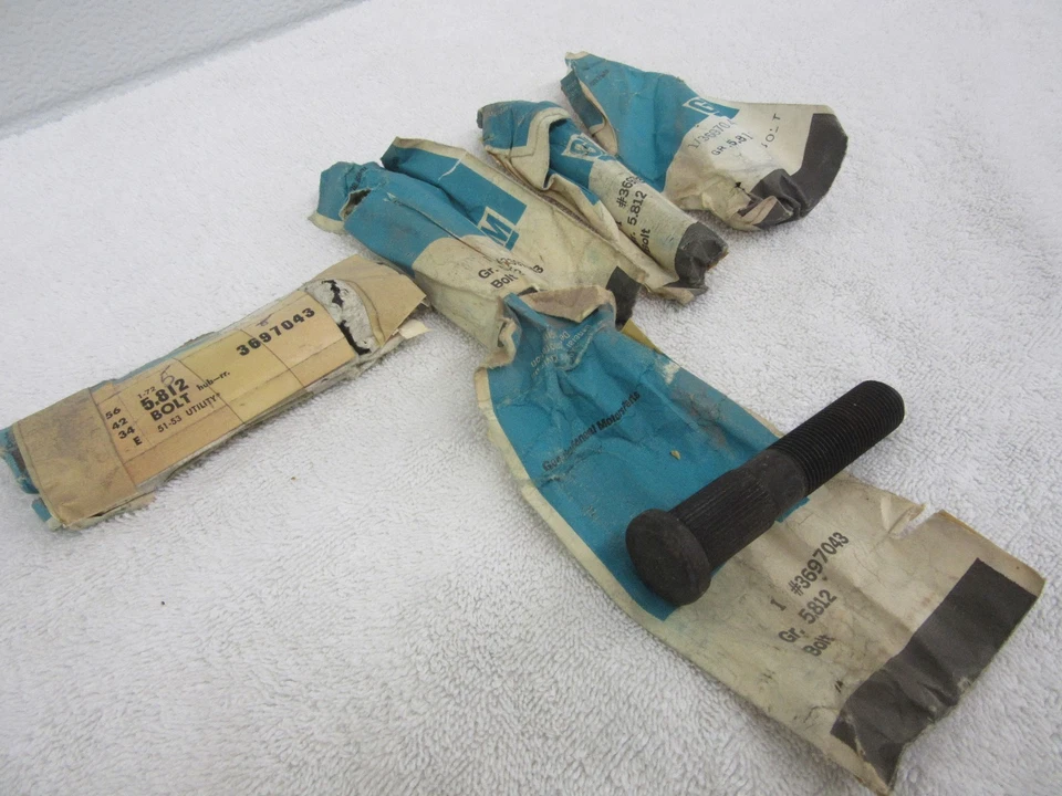 Nuevo de Lote Antiguo 1951 1952 1953 Chevrolet Camión Utilitario Tornillos de Buje Trasero GM 3697043 dp  Foto 4 de 4