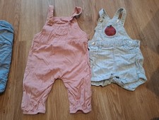 Zwei Latzhosen 62/68 Sommer Mädchen Feincord...