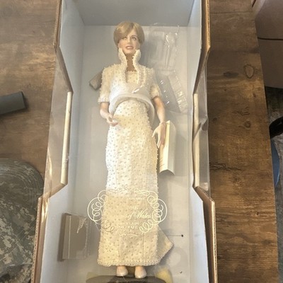Franklin Mint Portrait of a Princess Diana 16in Porcelain Doll w/Stand Collector
