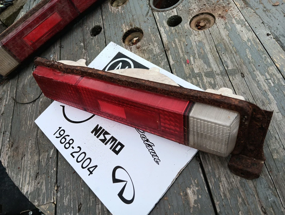 Par de luces traseras para camioneta Datsun 520 521 1968-1972 OEM dañadas Foto 4 de 4