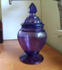 1890s AMETHYST GLASS FOOTED APOTHECARY DRUGSTORE CANDY COUGH DROP JAR WITH LID