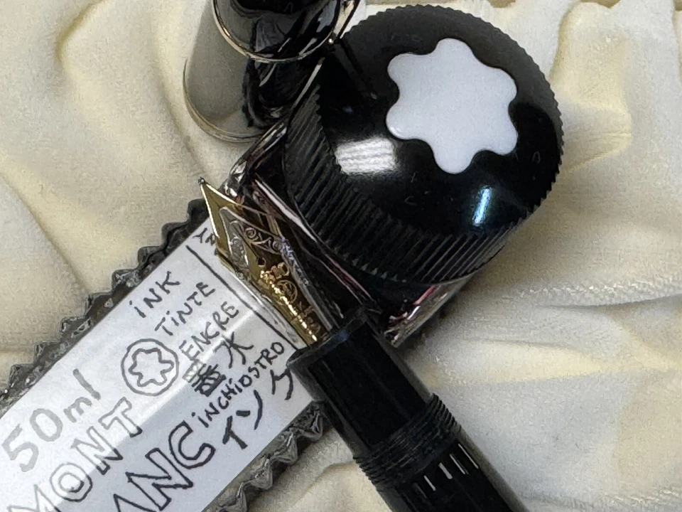 Pluma Estilográfica Montblanc UNICEF Tom Sachs LE Foto 3 de 4