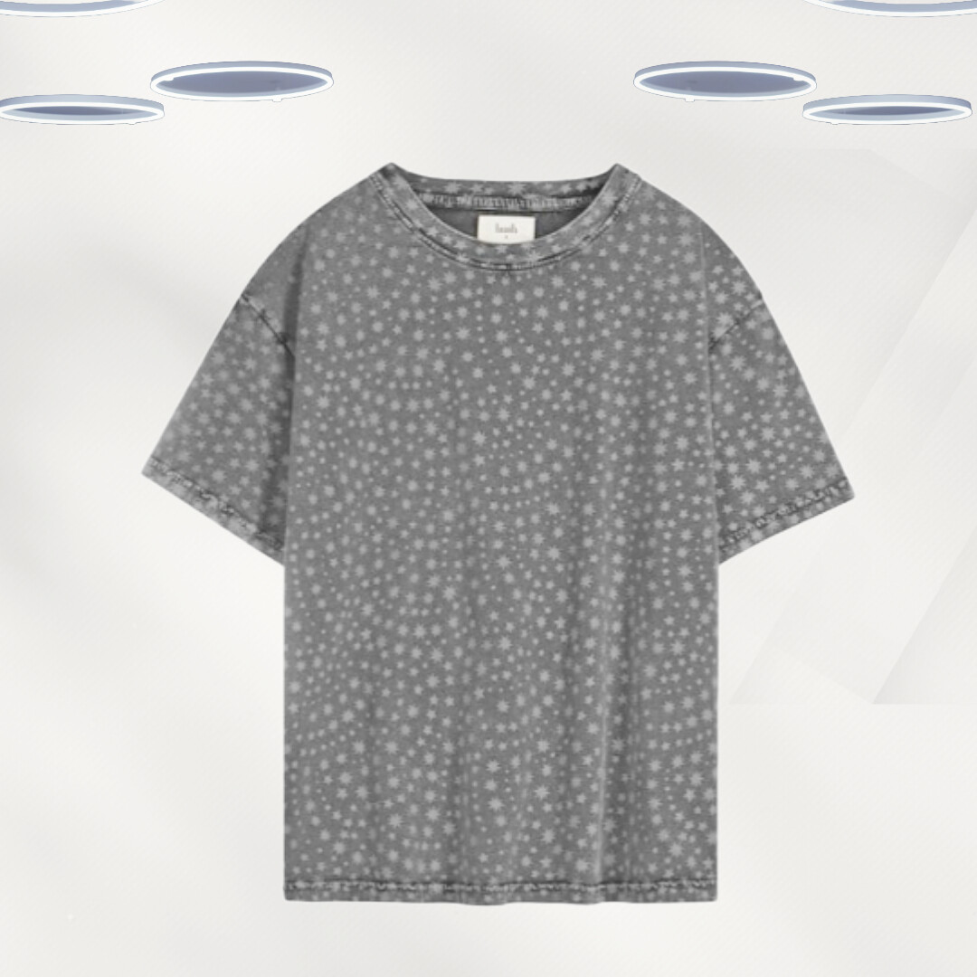 【SATIIIZ】Betten printed short-sleeved T-shirt SATIIIZ】Kazan Printed Short-Sleeved T-Shirt (SATiiiZ/T