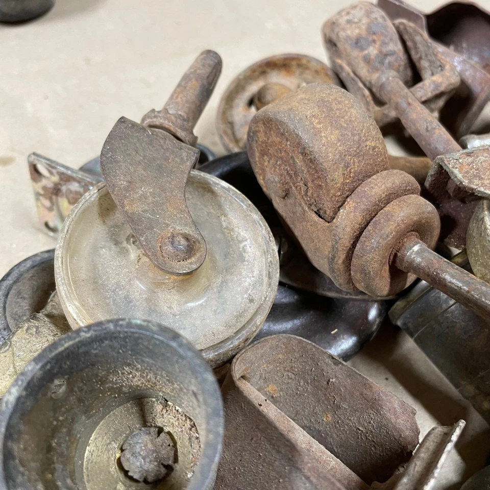 Juego de 20 ruedas giratorias de muebles antiguos vintage de metal, madera y plástico Foto 3 de 4