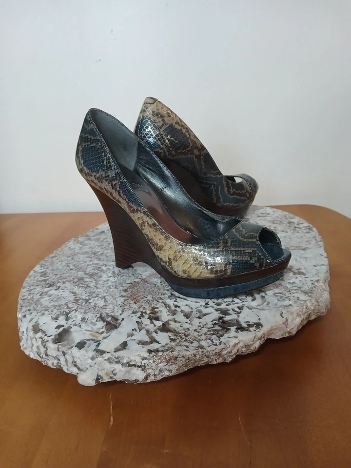 Tacones de cuña Carlos By Carlos Santana piel de serpiente punta abierta cuero Foto 2 de 4