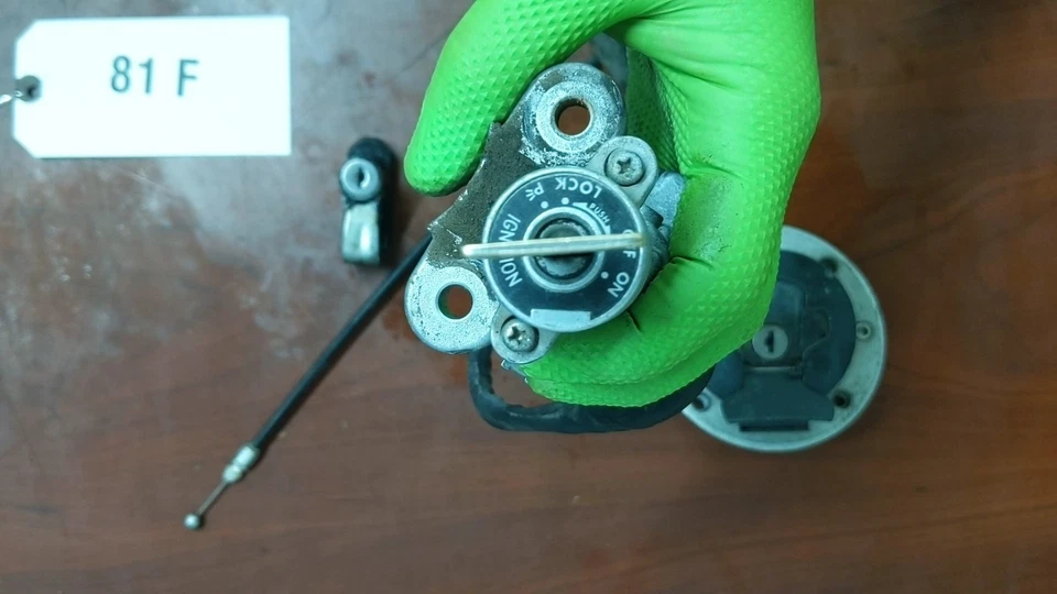 SUZUKI V-Strom 1000 DL1000 2002-2007 JUEGO DE CERRADURAS 37000-06860 CON HARDWEAR Foto 2 de 4