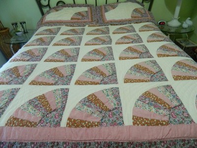 VTG MACHINE PIECED & HAND QUILTED PATCHWORK QUILT WITH 2 MATCHING PILLOW SHAMS