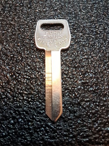 NOS RARE FORD LOGO ORIGINAL KEY BLANKS 1967 - 1992 "B" CODE - Picture 1 of 2