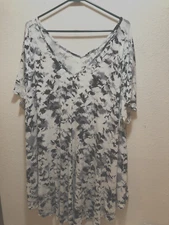 Roaman’s Size 28 - NICE - top - Black and White Long And stretchy Short Sleeved