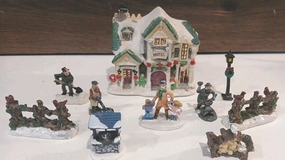 Cobblestone Corners 2004 Christmas Village Hotel Lot 9 Figures Accessories Loose