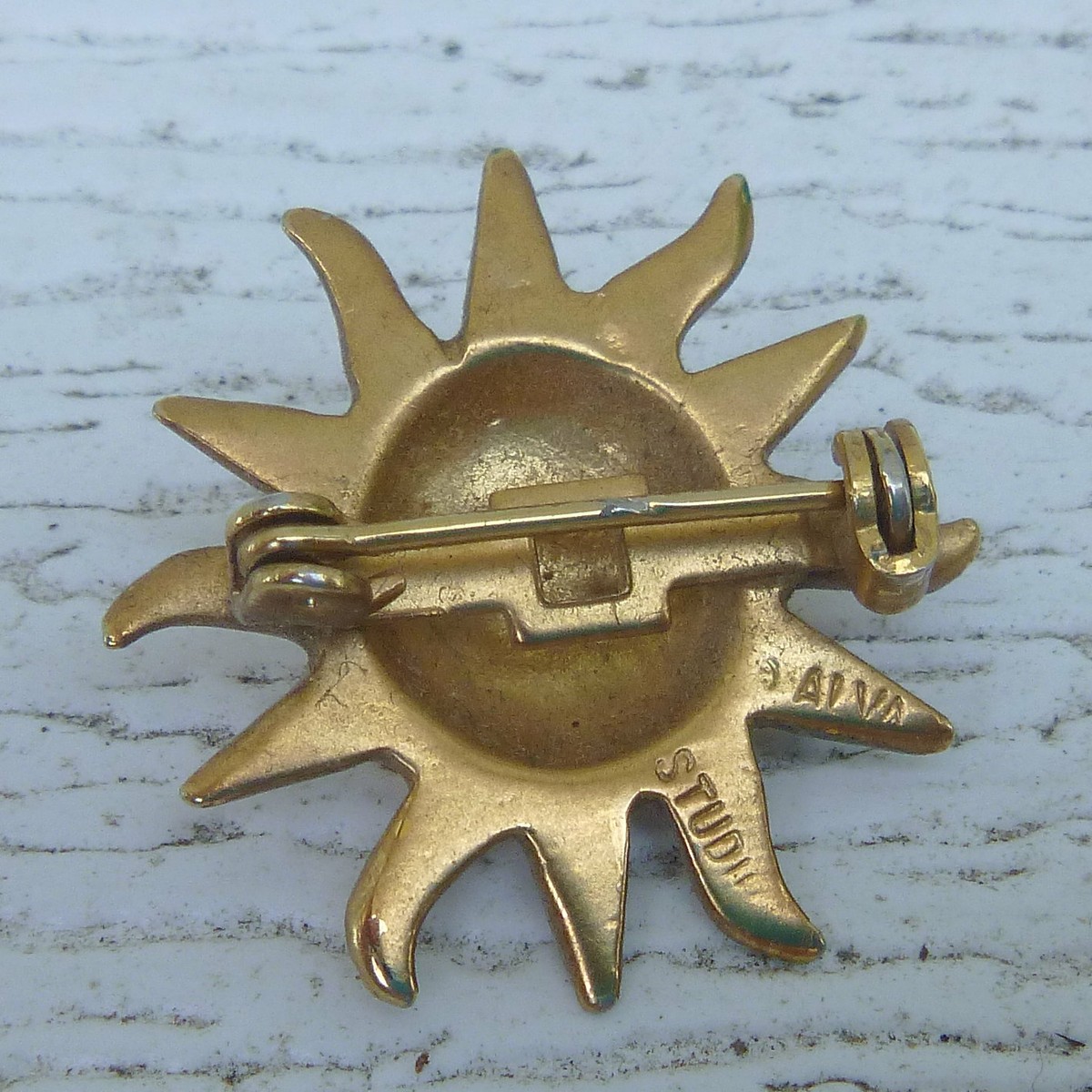 Alva Studios NY Vintage Smiling Sun God brooch gold tone Museum