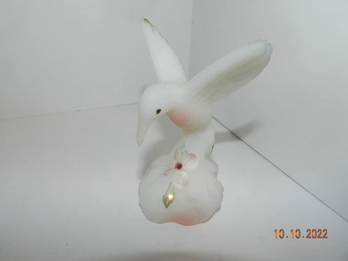 Fenton White satin iridescent Glass Hummingbird Figurine pink flowers C Smith