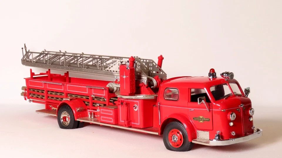 Franklin Mint 1954 American La France Fire Engine scale 1:32 INV# 3986 - Image 2 of 4