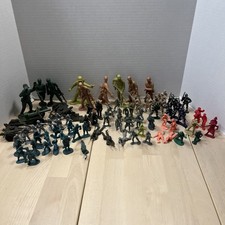 Lot Of 79 Assorted Vintage Plastic Toy Soldiers Military Toys  4 pcs equipment