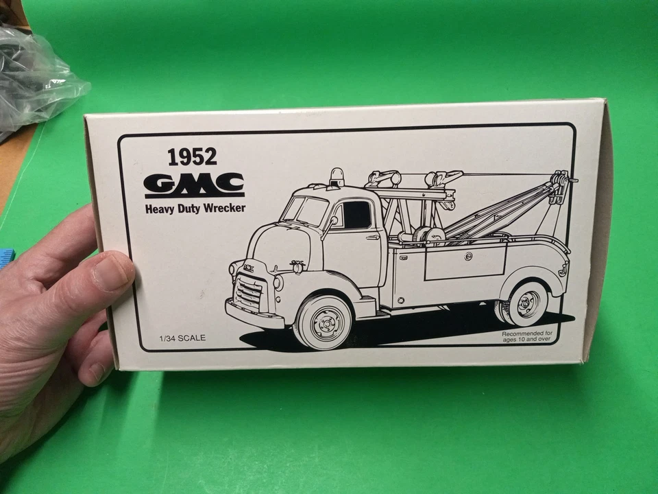 Camión grúa de servicio pesado GMC First Gear 1952 "Carlisle" Off White escala 1:34 Foto 4 de 4