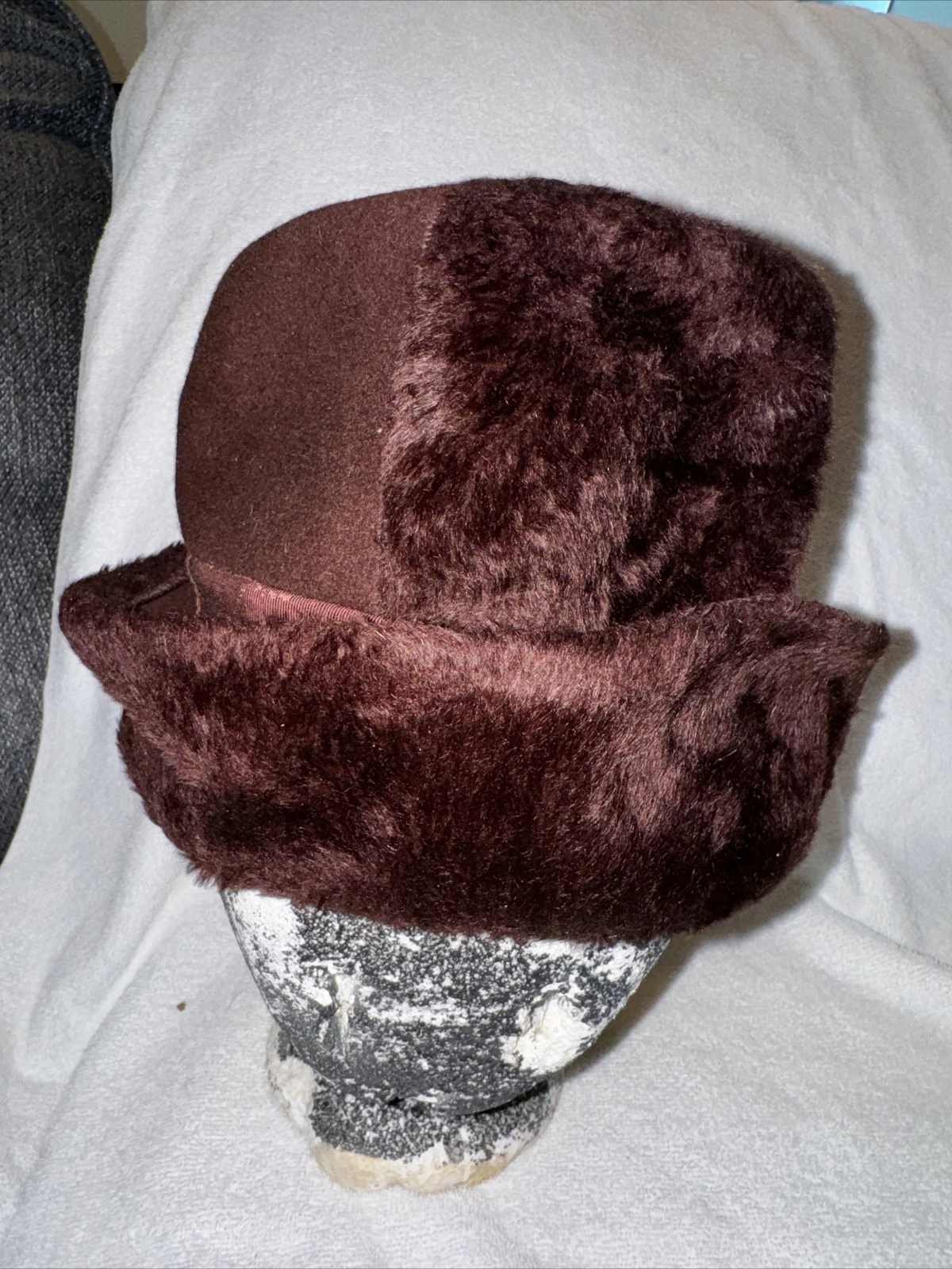 Chapeau vintage Miss Dior par Christian Dior vintage daim marron ? Fourrure ?