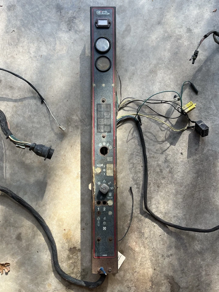 Front wiring harness and gauge pillar for a 5635 or 6635 GEHL skid steer - Image 2 of 4