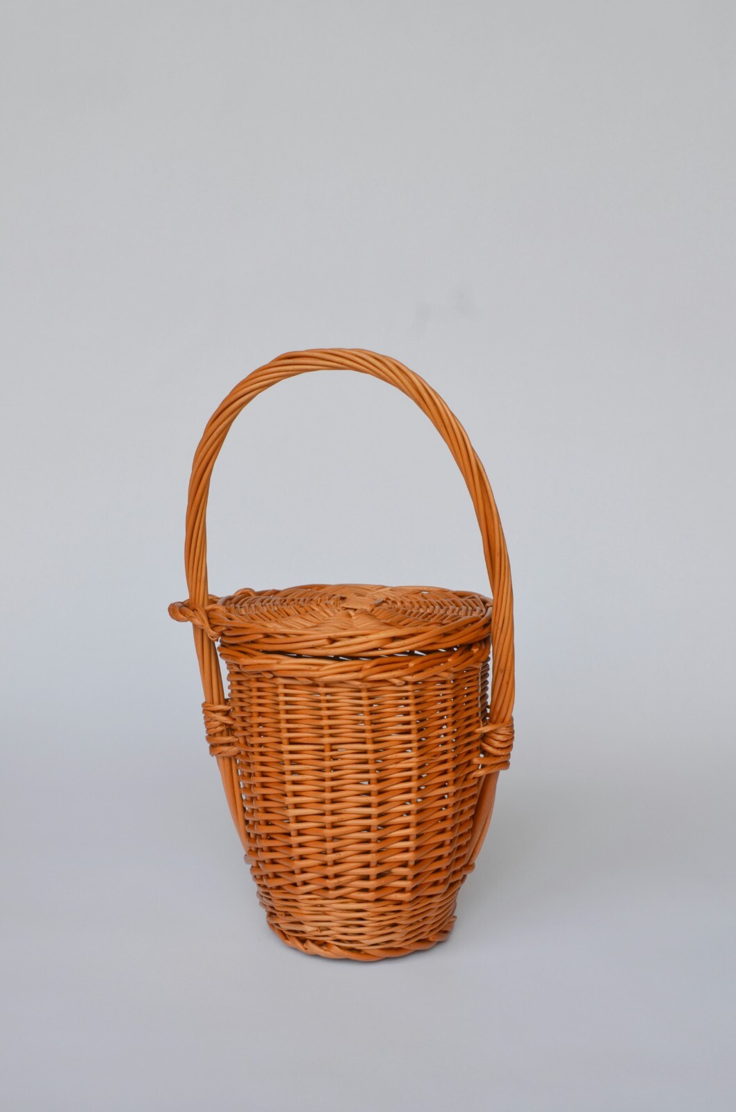 CESTO-BOLSO DE MIMBRE CON TAPA Y ASA