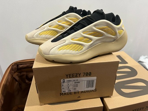 yeezy boost 700 safflower