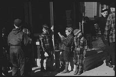 Photo:Littleton New Hampshire 1930s Children Reading Outside Store FSA