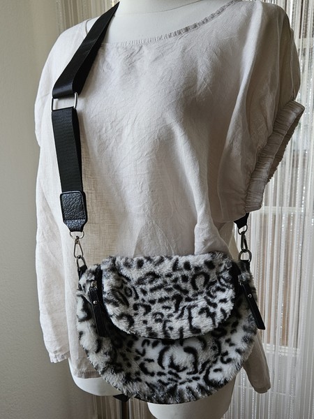 Crossbody Bag mit Leo Muster